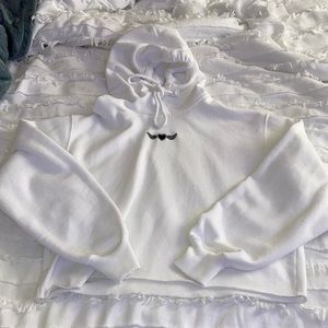 white hollister cropped hoodie